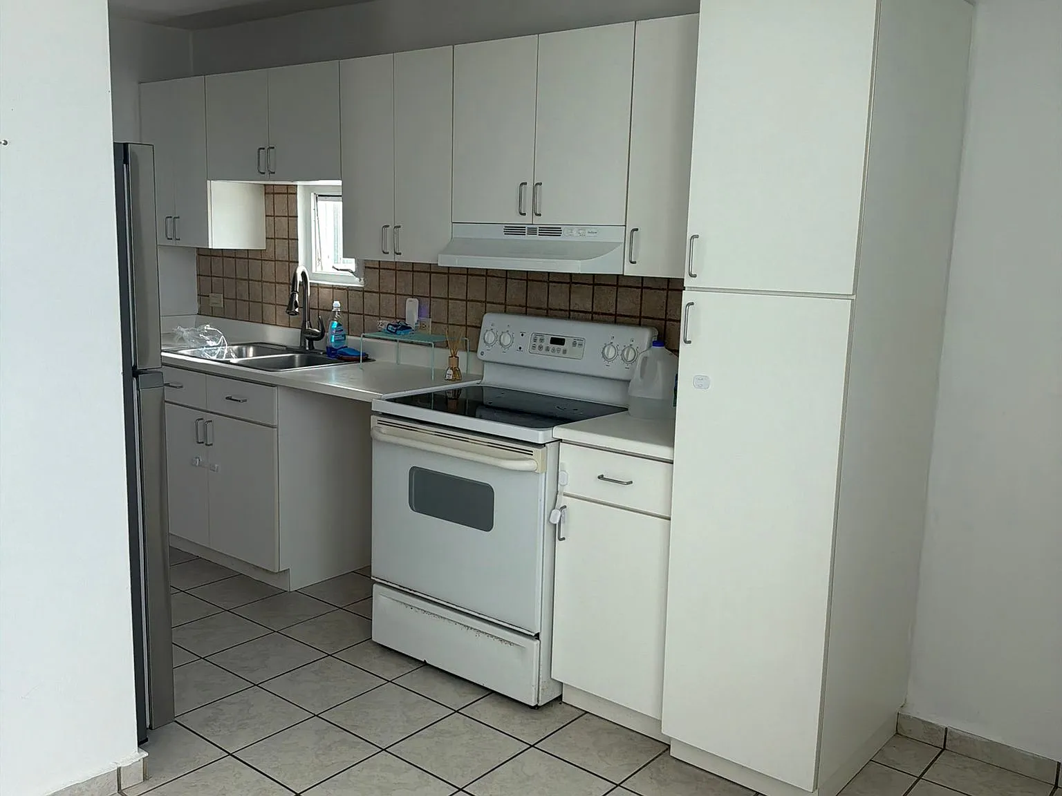 4 bed, 1900 sqft, $2,500 — Photo 3