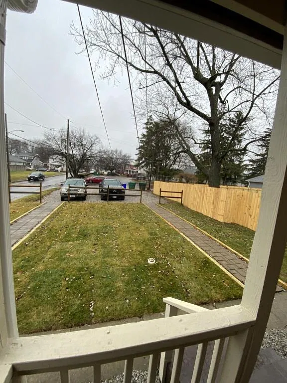 877 Heyl Ave — Photo 2