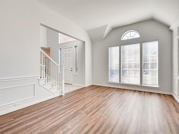 3rd image of 2808 Lake Flower Dr