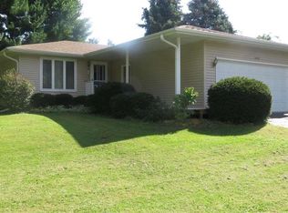 2101 Bedford Dr, Freeport, IL 61032