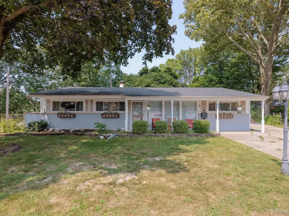 16 Woodside Cir, Mount Clemens, MI 48043