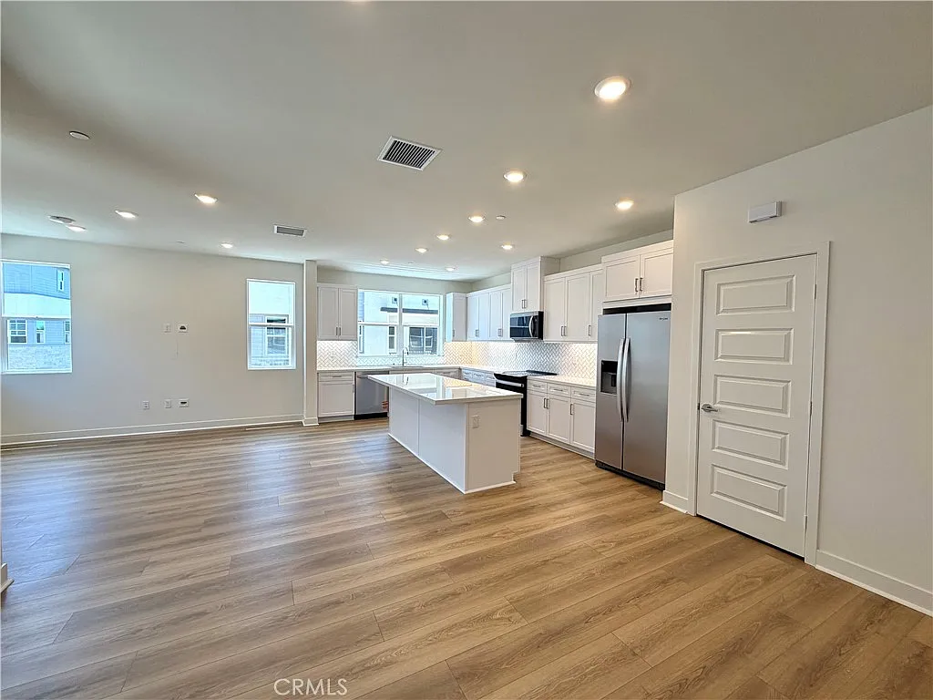 3 bed, 2.5 bath, 1634 sqft, $3,500 — Photo 3
