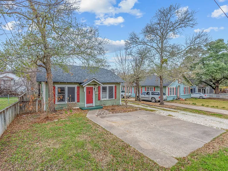 304 N Haswell Dr — Photo 3