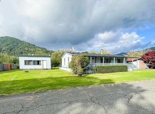 15 Ash Rd, Klamath, CA 95548