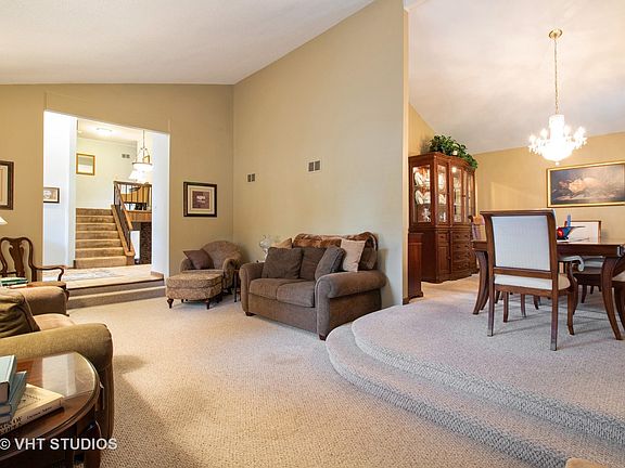 5th image of 131 Graymoor Ln