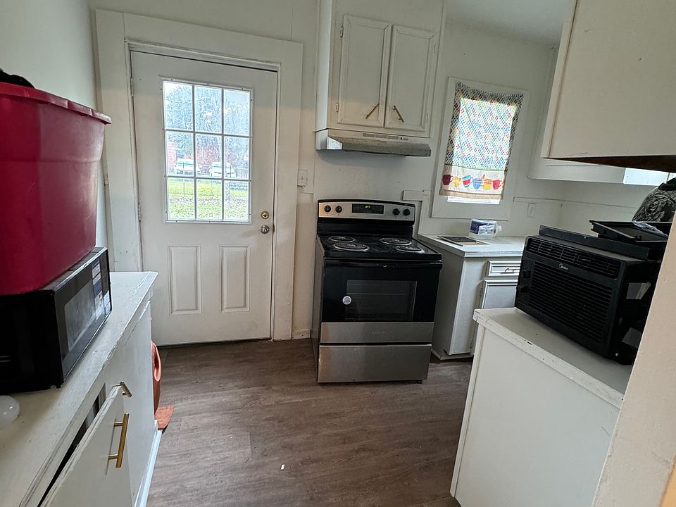 2nd image of 430 Hebert St