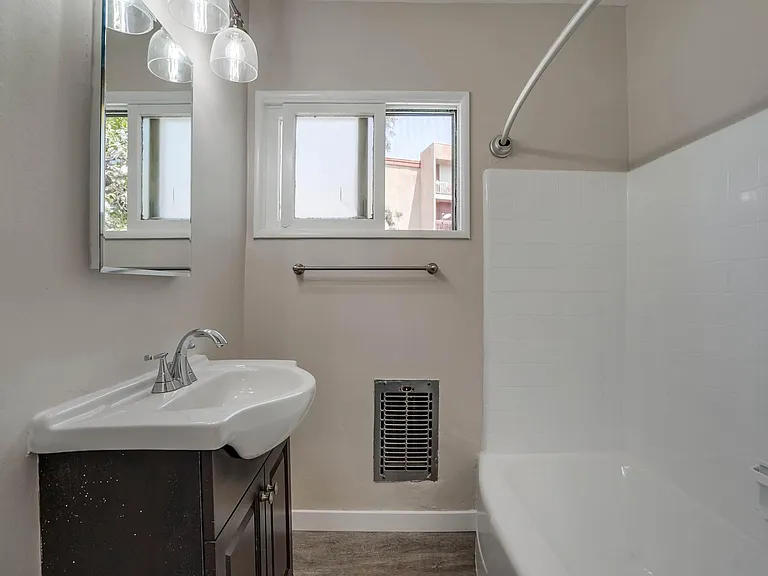 600 Kelton Ave #2 — Photo 9