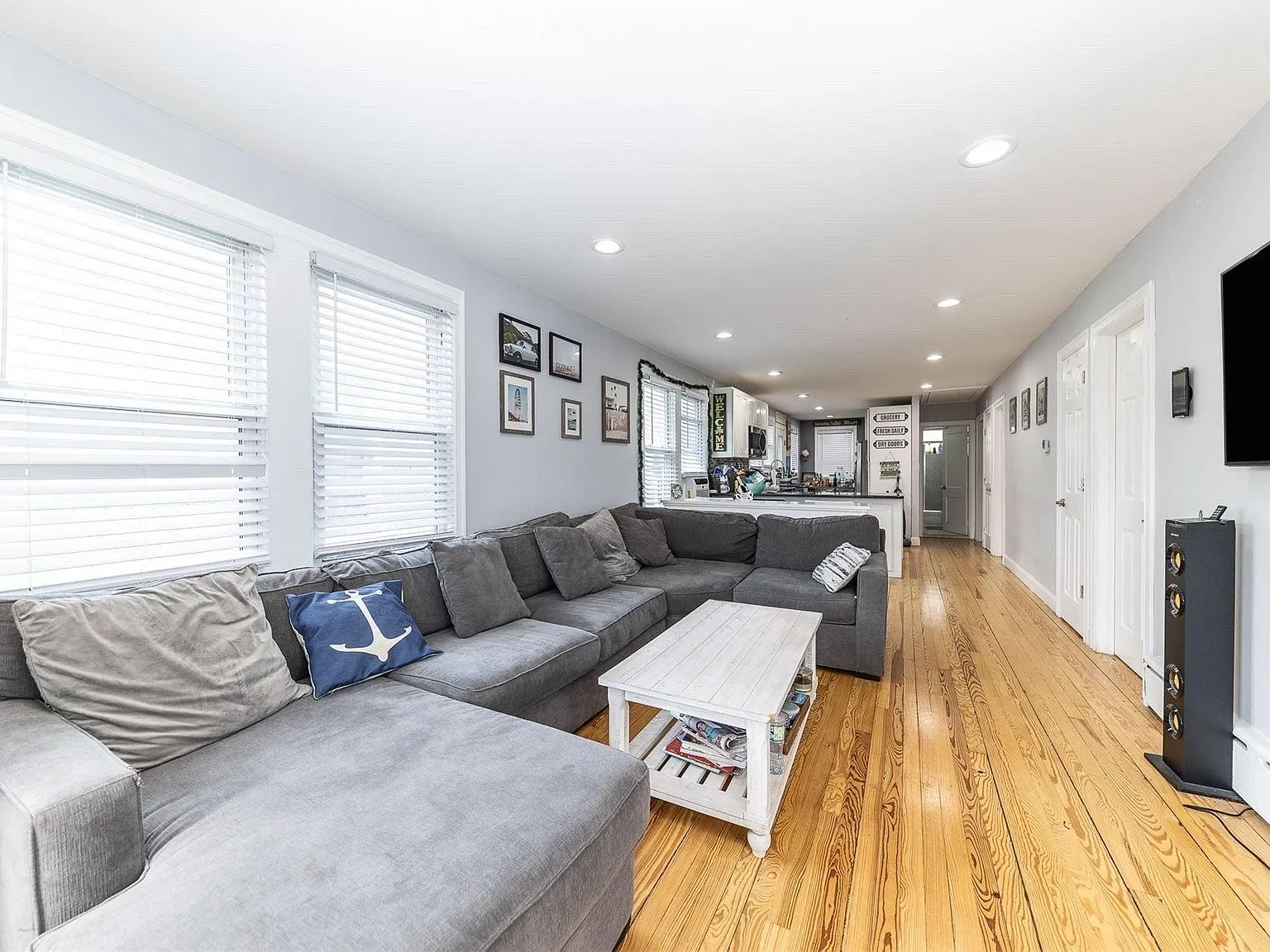 3 bed, 952 sqft, $4,300 — Photo 3