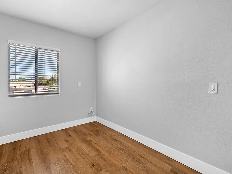 Colima Apartments — Photo 10
