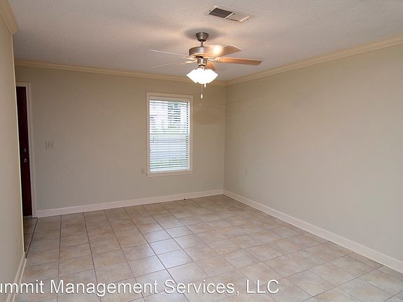 3rd image of 204 Edinburg Way