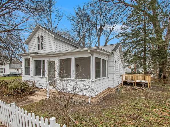 327 S 4th St, Niles, MI 49120