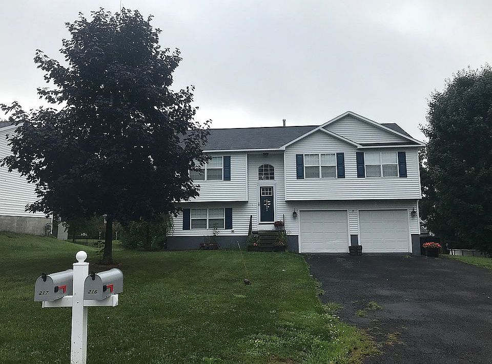2nd image of 216 Circle Dr W