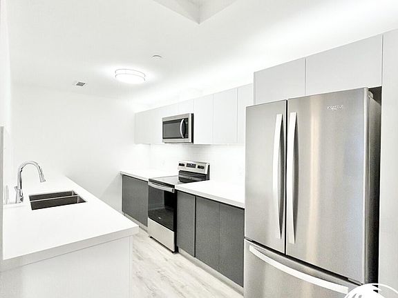 4th image of 3290 Stella Cres #506