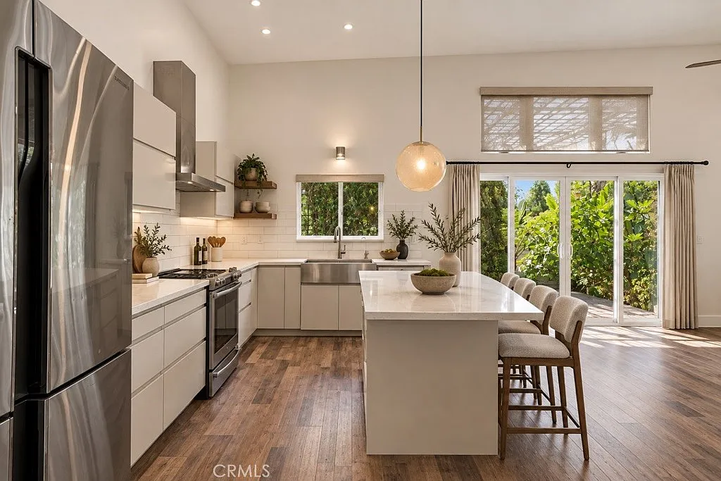 2 bed, 1200 sqft, $4,100 — Photo 3