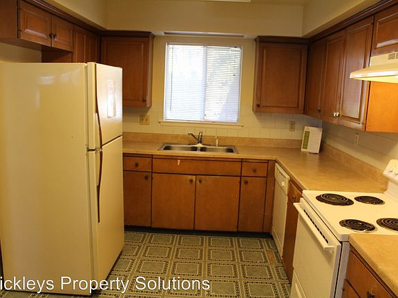 3rd image of 3304 Black Hills Ct NE