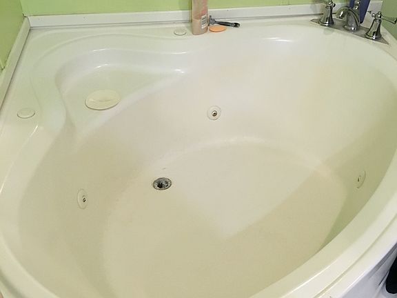 Master bath large jacuzzi 