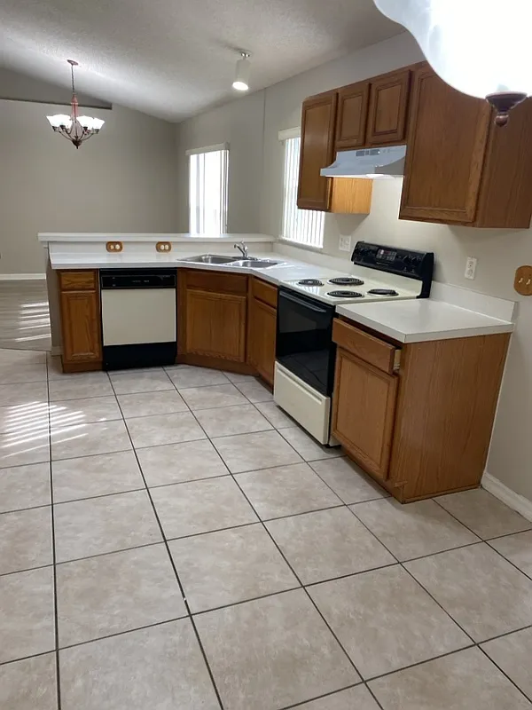 3 bed, 2.0 bath, 1600 sqft, $2,199 — Photo 2