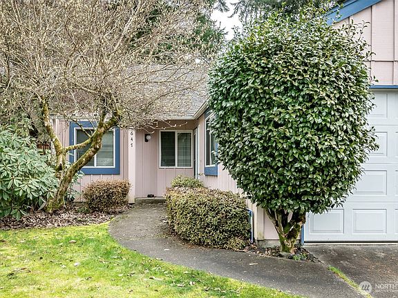 3rd image of 647 Malibu Drive SE