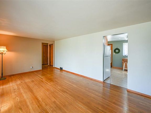 4th image of 1345 Hillsdale Dr
