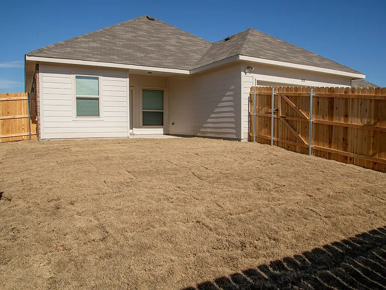 1818 Cross Oaks Dr — Photo 4
