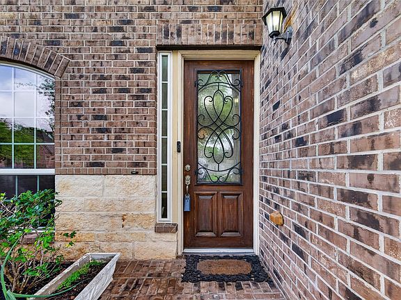 5th image of 19 Roma Ridge Dr