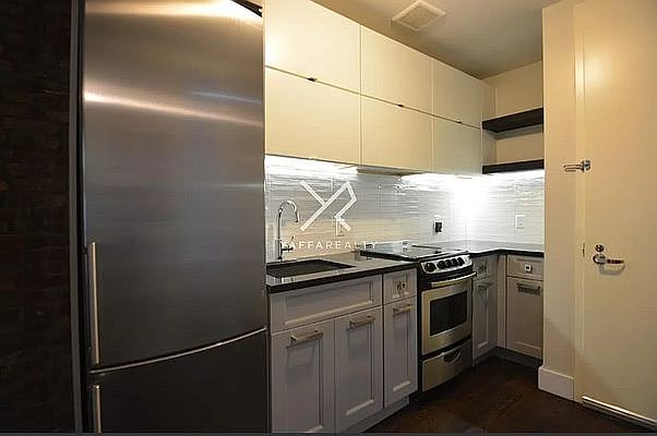 1st image of 810 Saint Johns Pl APT 1R
