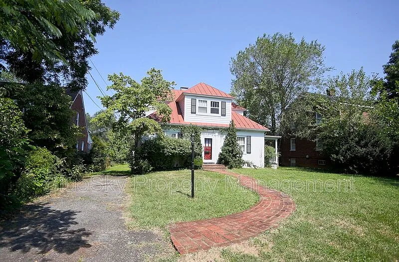 1017 Locust Ave photo 1