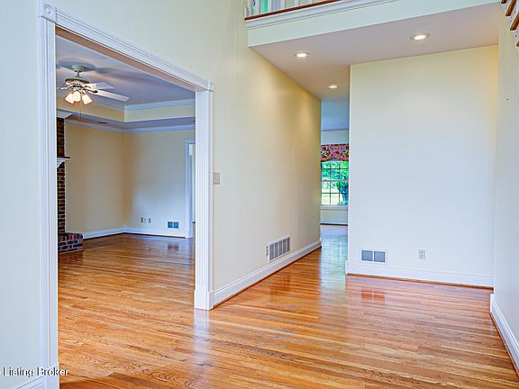 5th image of 122 Maywood Ave