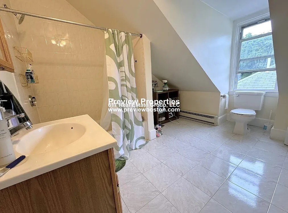 4 bed, 2.0 bath, $4,850 — Photo 2
