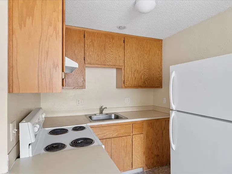 Lewis and Clark Apartments — Photo 11