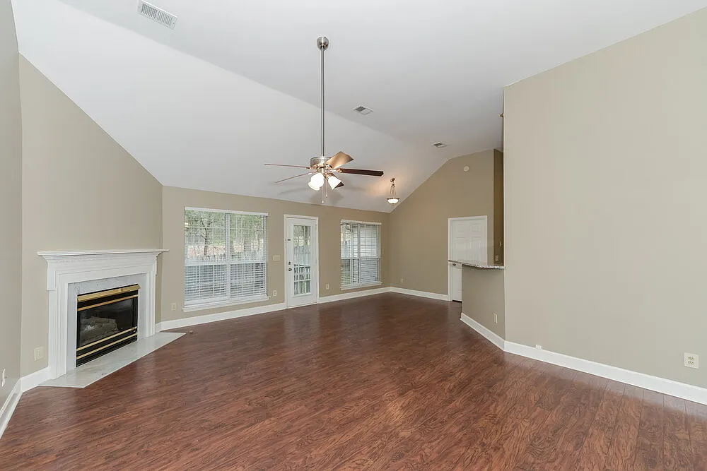 4 bed, 2.0 bath, 2040 sqft, $2,595 — Photo 4