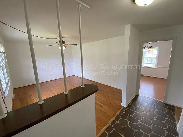 1804 Sherwood Dr — Photo 4
