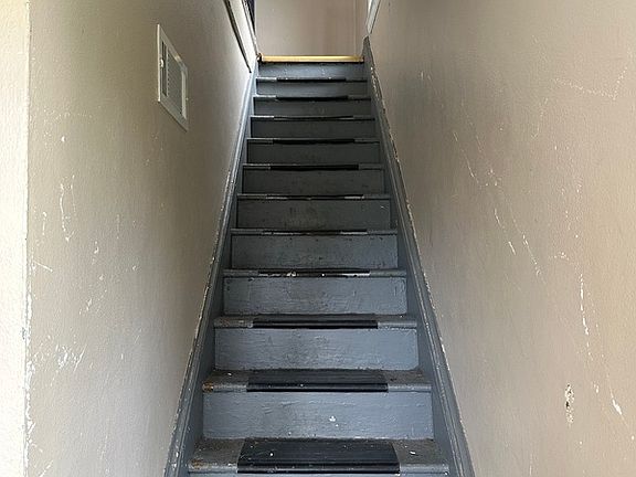 2nd image of 806 2nd Ave SW