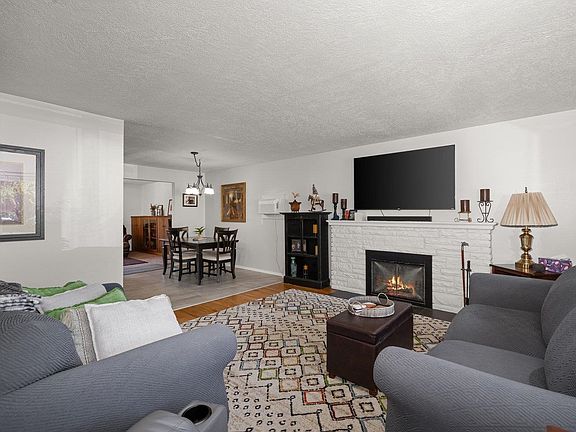 3rd image of 3235 W Rosewood Ave