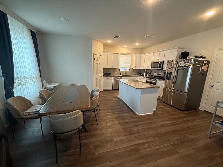 Kitchen and diningroom
