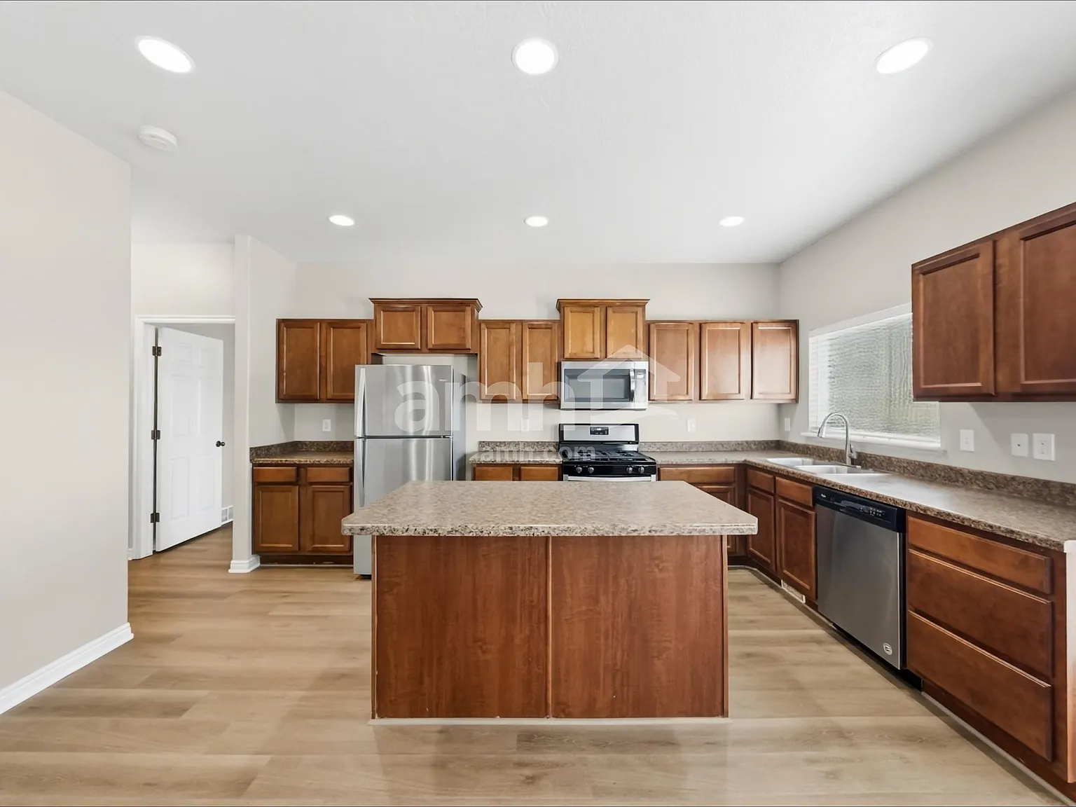 5 bed, 3.5 bath, 4103 sqft, $3,185 — Photo 4