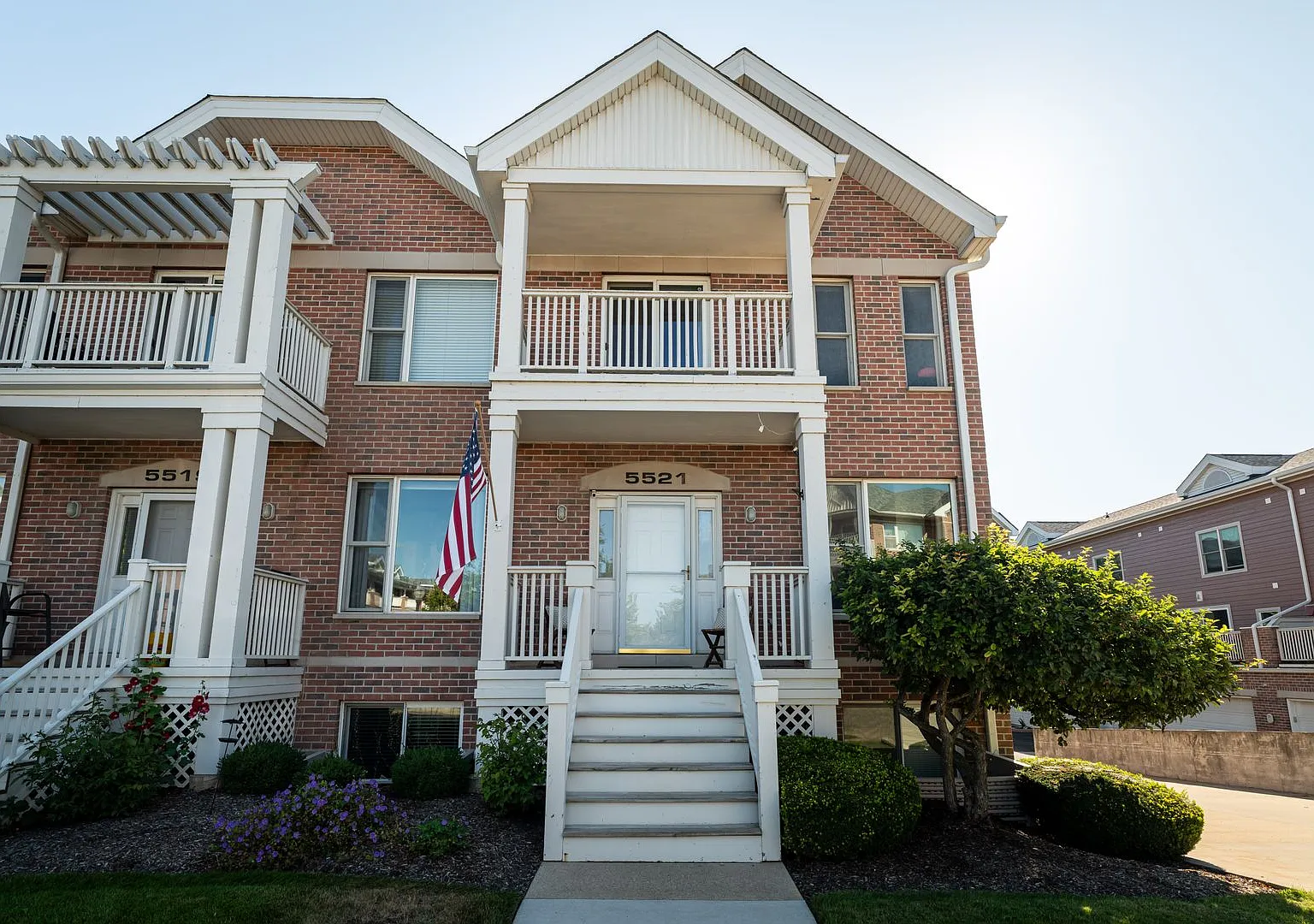 Live steps from Lake Michigan in this spacious Harbor Park condo! — Photo 1