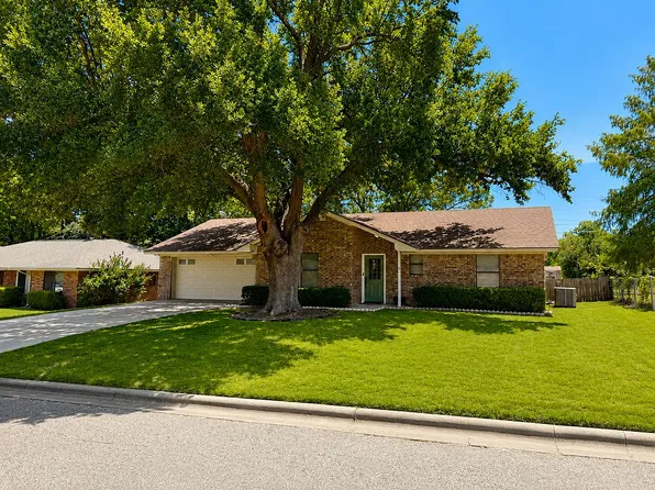 135 Blue Jay St, Stephenville, TX 76401