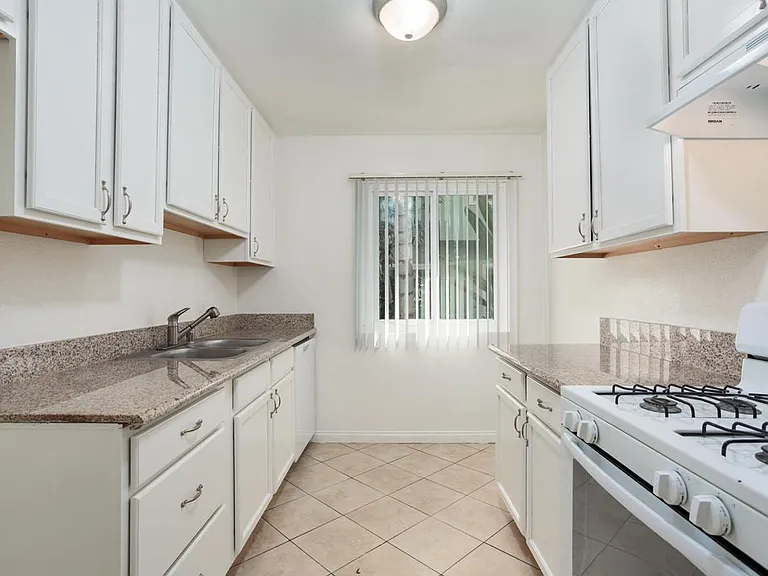1953 Cheremoya Ave #1 — Photo 8