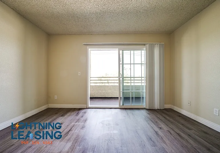 2850 Riverside Dr #2-206 — Photo 5