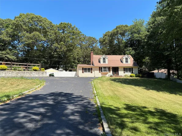 45 Croft Lane, Smithtown, NY 11787
