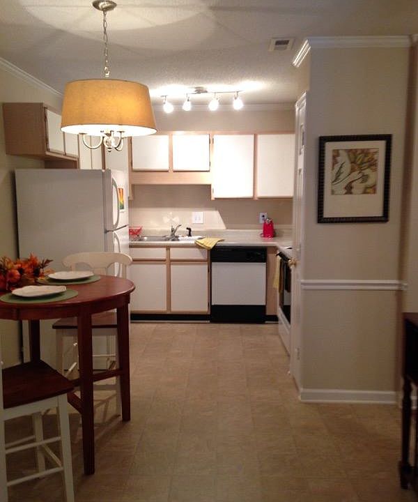 Spacious kitchen with upgraded light fixtures, all appliance
