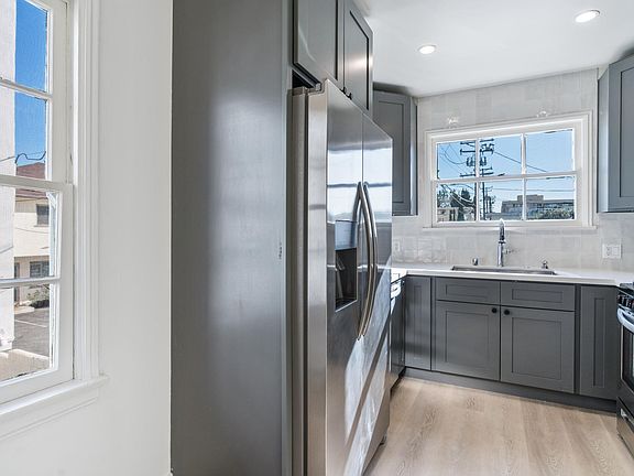 4th image of 9216 Alden Dr #10
