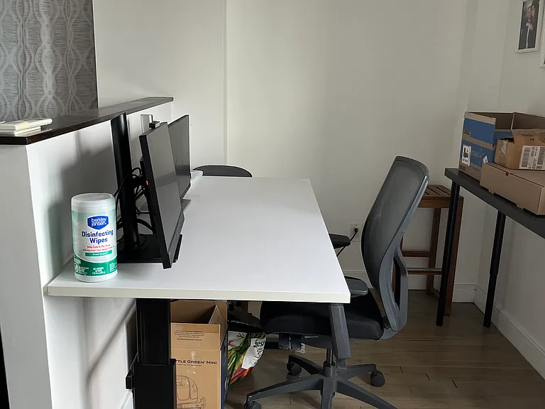 Desk area den