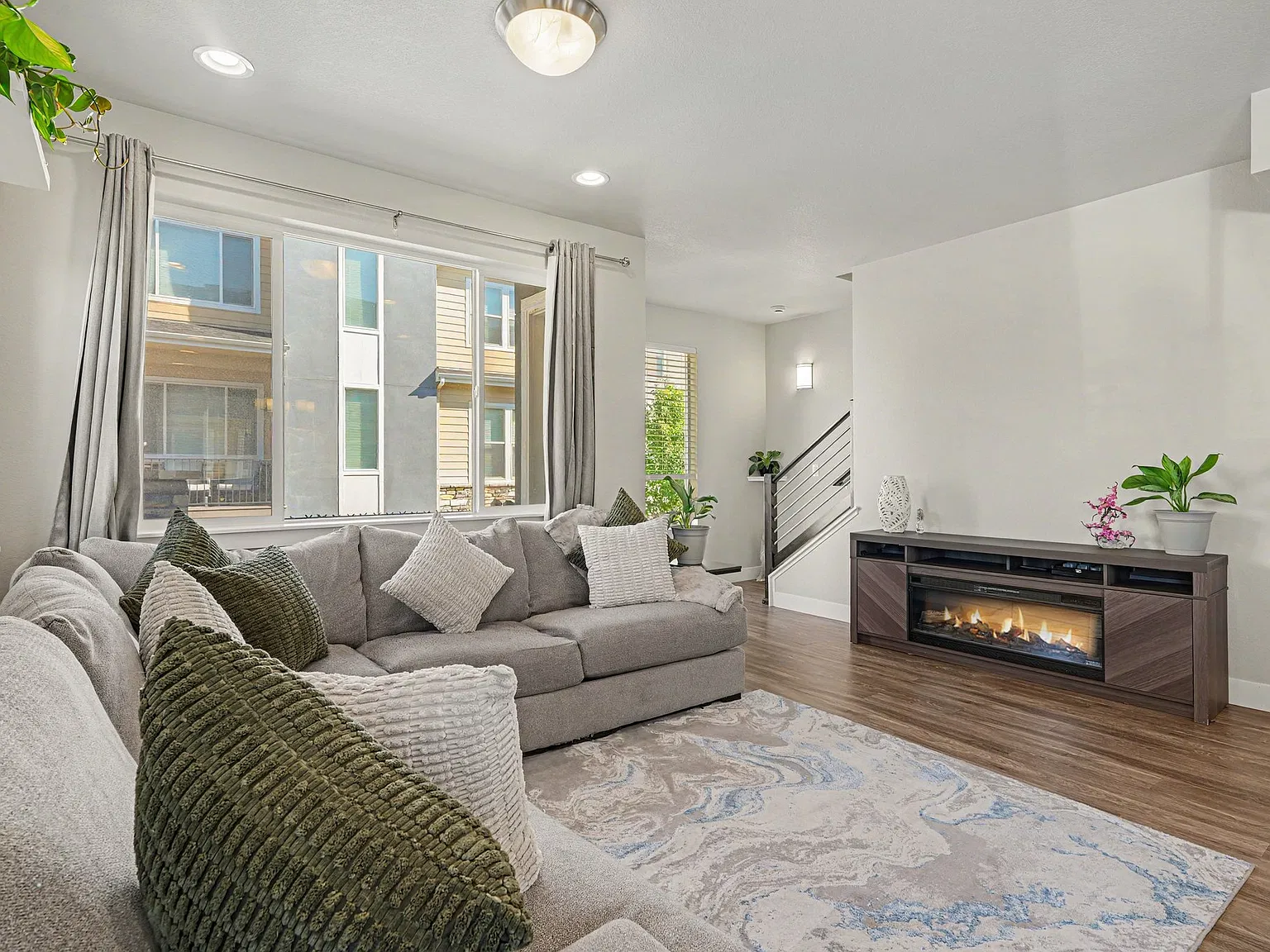 3 bed, 1969 sqft, $3,500 — Photo 3