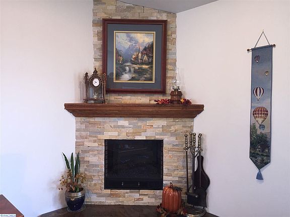 4th image of 305 W Canyon Lakes Dr