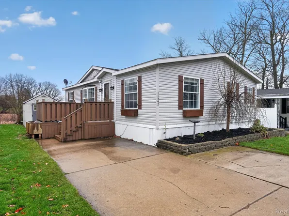 11542 Clearwater Dr, Fenton, MI 48430