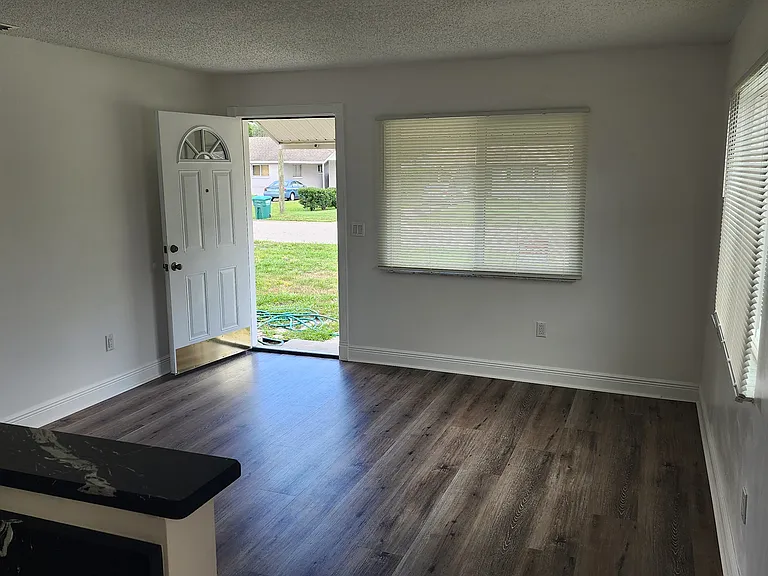 912 Bryan Ct — Photo 2