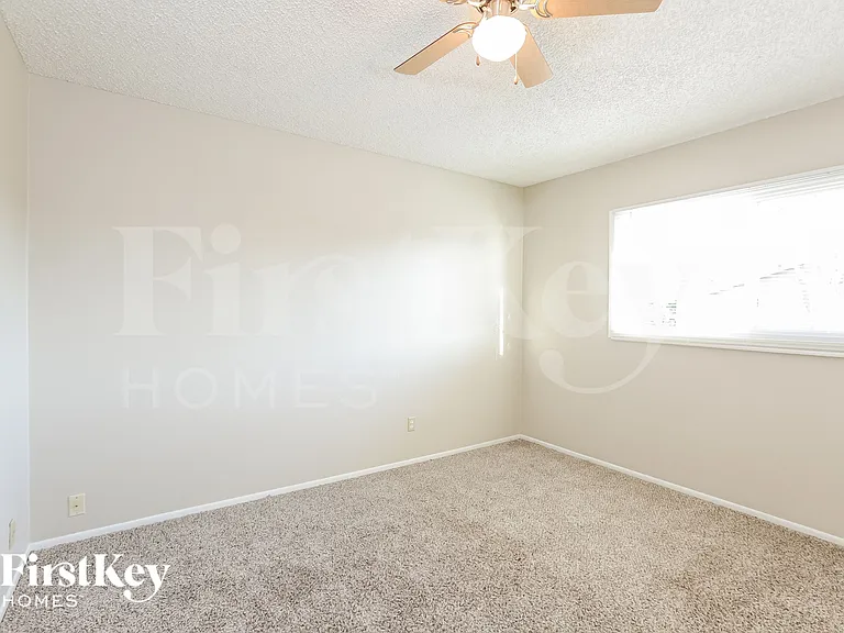 614 E Greenway Dr — Photo 12