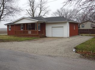 1108 Henkle Dr, Pawnee, IL 62558